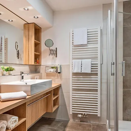 Astoria - Alexandra Kraemer Ek Hotel