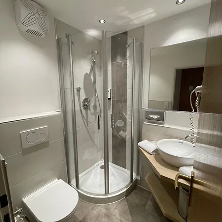 Astoria - Alexandra Kraemer Ek Hotel