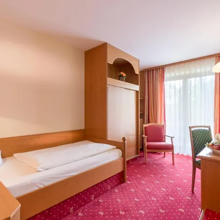 Astoria - Alexandra Kraemer Ek Bad Fussing